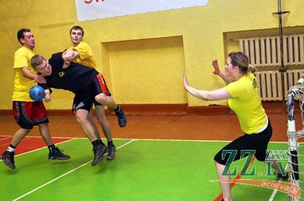 Visas fakultātes un kopumā 11 struktūrvienības bija pārstāvētas LLU gadskārtējā darbinieku sporta dienā, lai mērotos spēkiem dažādās sacensībās.
Sporta namā bija jāierodas ar jau izpildītu mājasdarbu par tēmu «Kā pavadījāt divu nedēļu...