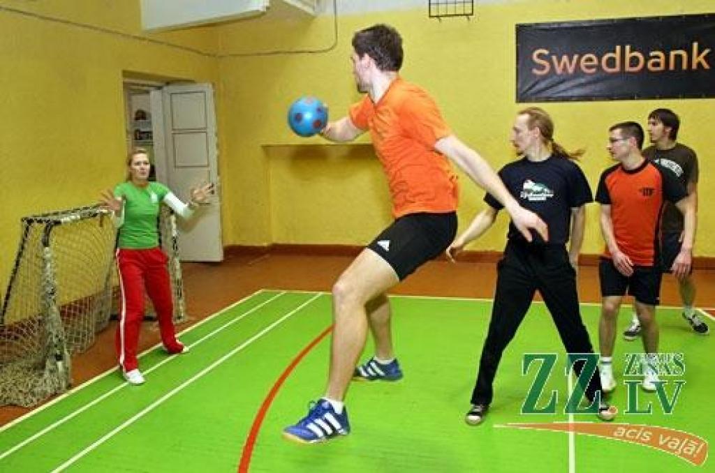 Visas fakultātes un kopumā 11 struktūrvienības bija pārstāvētas LLU gadskārtējā darbinieku sporta dienā, lai mērotos spēkiem dažādās sacensībās.
Sporta namā bija jāierodas ar jau izpildītu mājasdarbu par tēmu «Kā pavadījāt divu nedēļu...