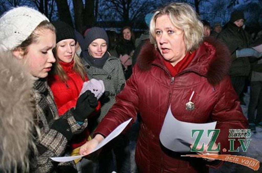 Turpinot vairāk nekā 10 gadu tradīciju, atmodas laikā dibinātās Spīdolas ģimnāzijas pagalmā šorīt kurināja ugunskuru 1991.gada barikāžu atcerei. Piedalījās vecāko klašu skolēni, kuri ir dzimuši barikāžu laikā, pedagogi un audzēkņu vecāki –...