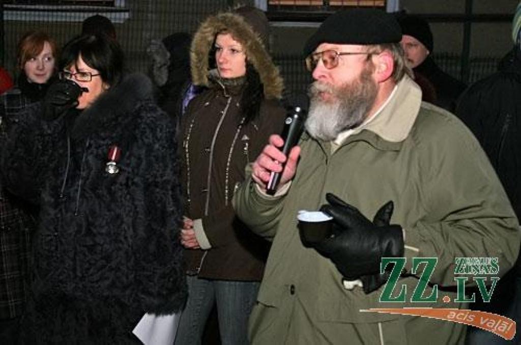 Turpinot vairāk nekā 10 gadu tradīciju, atmodas laikā dibinātās Spīdolas ģimnāzijas pagalmā šorīt kurināja ugunskuru 1991.gada barikāžu atcerei. Piedalījās vecāko klašu skolēni, kuri ir dzimuši barikāžu laikā, pedagogi un audzēkņu vecāki –...
