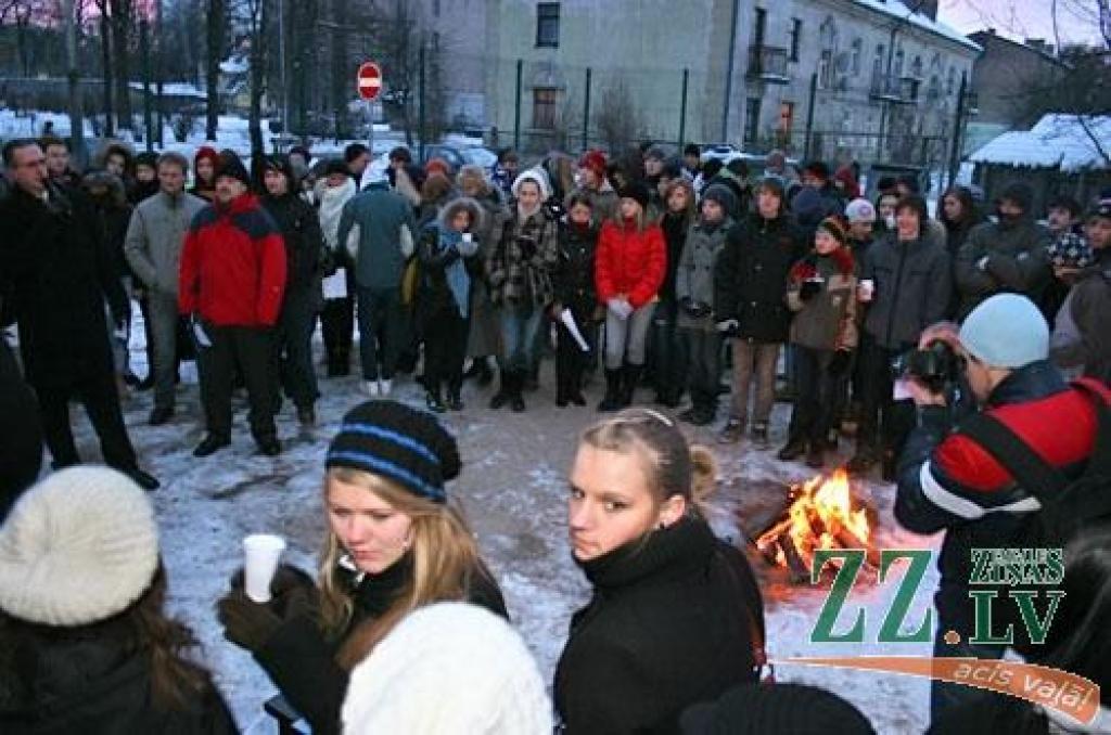 Turpinot vairāk nekā 10 gadu tradīciju, atmodas laikā dibinātās Spīdolas ģimnāzijas pagalmā šorīt kurināja ugunskuru 1991.gada barikāžu atcerei. Piedalījās vecāko klašu skolēni, kuri ir dzimuši barikāžu laikā, pedagogi un audzēkņu vecāki –...