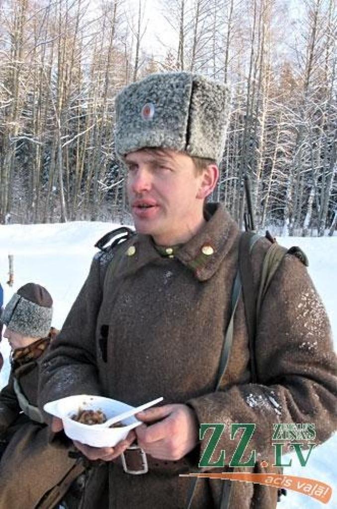 Vairāki simti ģimeņu, draugu un kolēģu, kara vēstures entuziastu, jaunsargu, skautu un gaidu sestdien, 9.janvārī, pulcējās tradicionālajā latviešu strēlnieku Ziemassvētku kauju atceres pasākumā, kas notika Latvijas Kara muzeja filiālē...