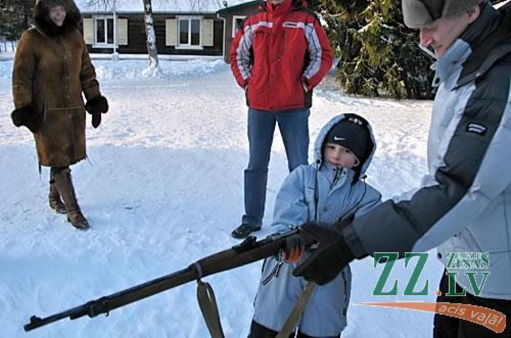 Vairāki simti ģimeņu, draugu un kolēģu, kara vēstures entuziastu, jaunsargu, skautu un gaidu sestdien, 9.janvārī, pulcējās tradicionālajā latviešu strēlnieku Ziemassvētku kauju atceres pasākumā, kas notika Latvijas Kara muzeja filiālē...