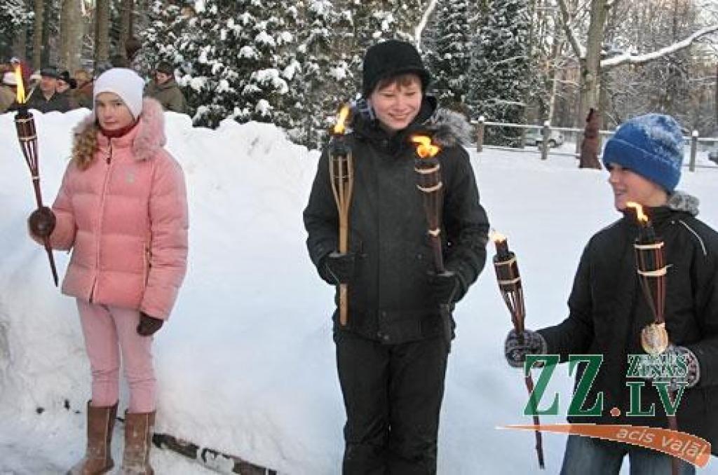 Vairāki simti ģimeņu, draugu un kolēģu, kara vēstures entuziastu, jaunsargu, skautu un gaidu sestdien, 9.janvārī, pulcējās tradicionālajā latviešu strēlnieku Ziemassvētku kauju atceres pasākumā, kas notika Latvijas Kara muzeja filiālē...