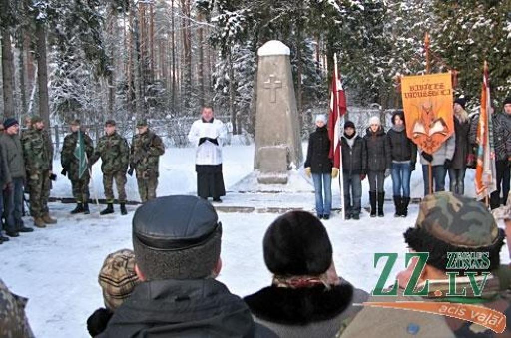 Vairāki simti ģimeņu, draugu un kolēģu, kara vēstures entuziastu, jaunsargu, skautu un gaidu sestdien, 9.janvārī, pulcējās tradicionālajā latviešu strēlnieku Ziemassvētku kauju atceres pasākumā, kas notika Latvijas Kara muzeja filiālē...