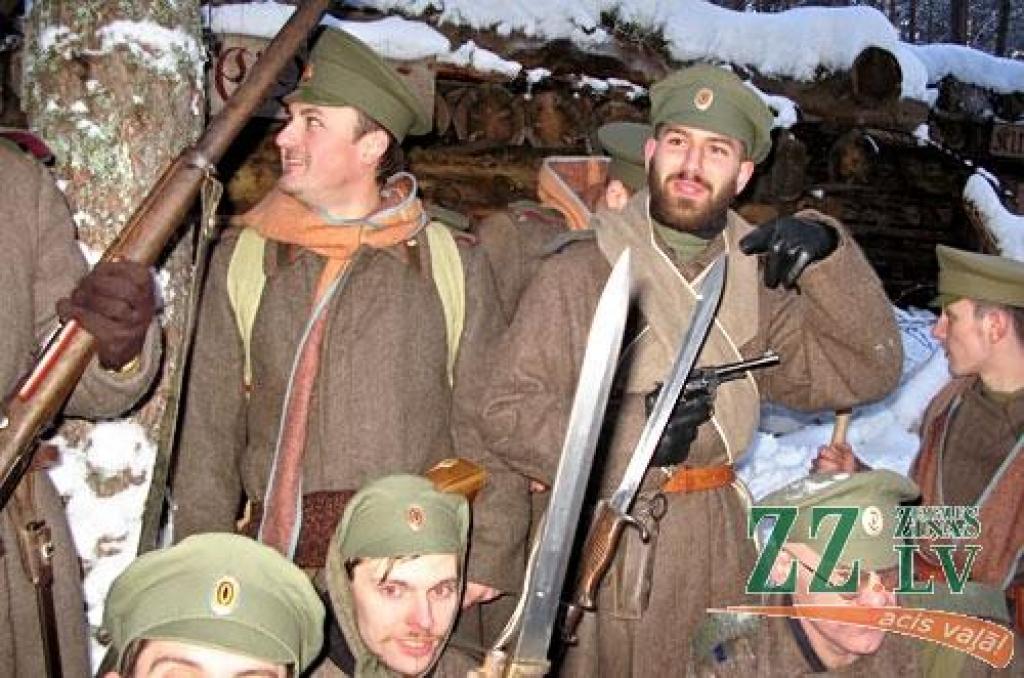 Vairāki simti ģimeņu, draugu un kolēģu, kara vēstures entuziastu, jaunsargu, skautu un gaidu sestdien, 9.janvārī, pulcējās tradicionālajā latviešu strēlnieku Ziemassvētku kauju atceres pasākumā, kas notika Latvijas Kara muzeja filiālē...