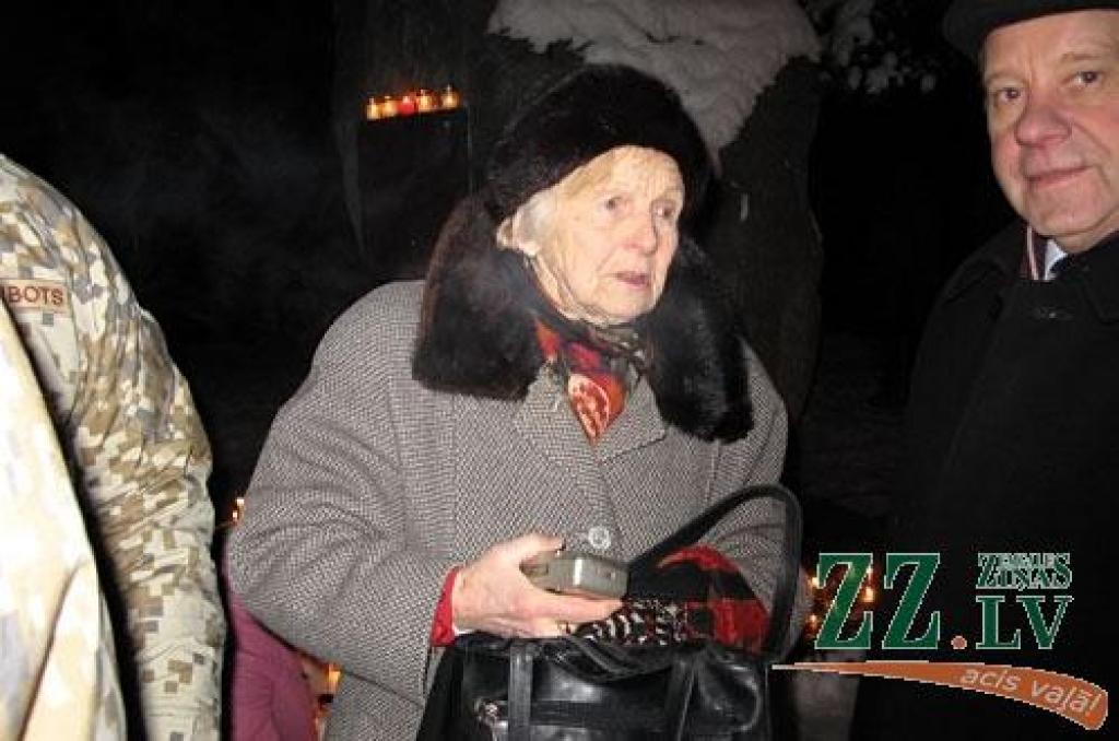 Vairāki simti ģimeņu, draugu un kolēģu, kara vēstures entuziastu, jaunsargu, skautu un gaidu sestdien, 9.janvārī, pulcējās tradicionālajā latviešu strēlnieku Ziemassvētku kauju atceres pasākumā, kas notika Latvijas Kara muzeja filiālē...