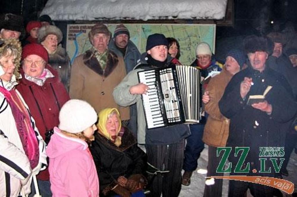 Vairāki simti ģimeņu, draugu un kolēģu, kara vēstures entuziastu, jaunsargu, skautu un gaidu sestdien, 9.janvārī, pulcējās tradicionālajā latviešu strēlnieku Ziemassvētku kauju atceres pasākumā, kas notika Latvijas Kara muzeja filiālē...