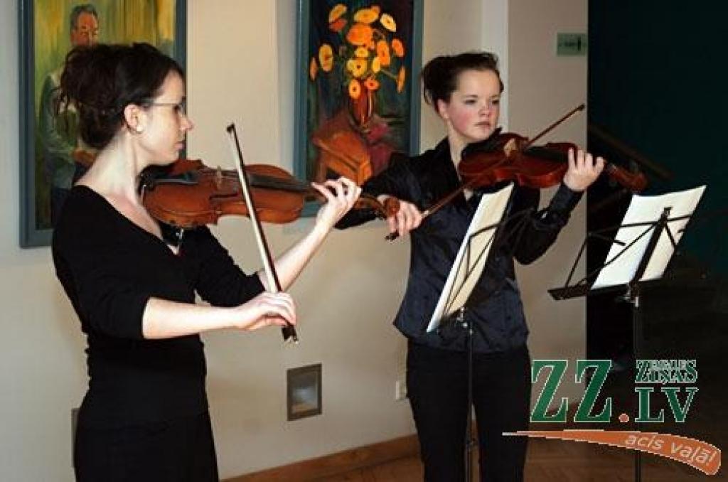Jelgavas kultūras nams 2010.izstāžu gadu sāka ceturtdien uzreiz ar četru jaunu ekspozīciju atvēršanu. Visu jaunizstādīto darbu autori ir Jelgavas Tautas gleznošanas studijas dalībnieki, kas māku vizuāli izpausties papildina pie pedagogiem...