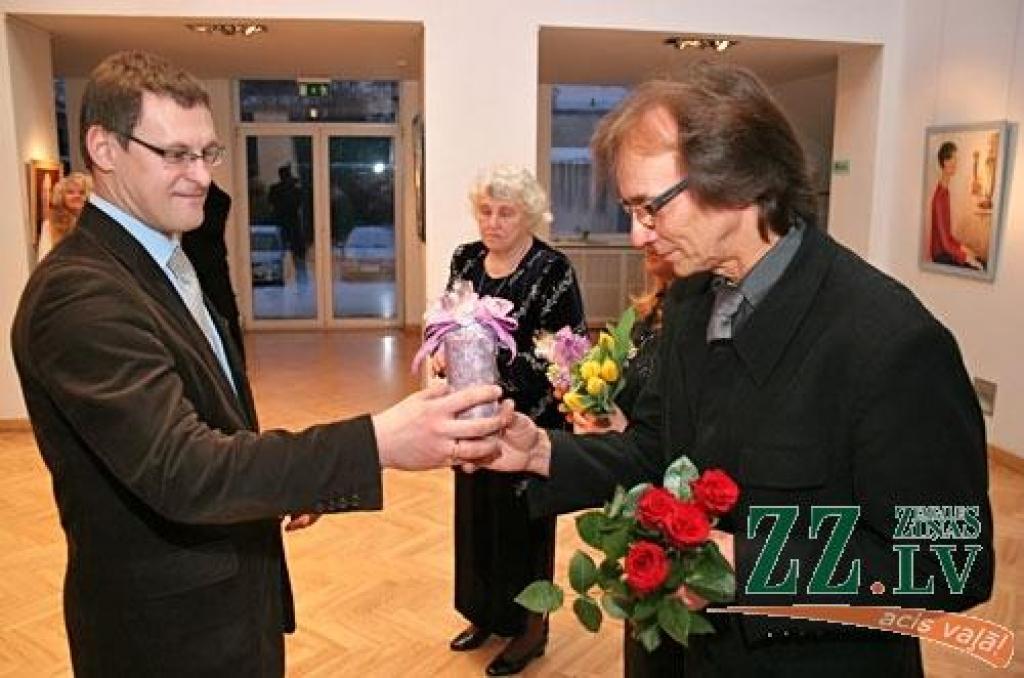 Jelgavas kultūras nams 2010.izstāžu gadu sāka ceturtdien uzreiz ar četru jaunu ekspozīciju atvēršanu. Visu jaunizstādīto darbu autori ir Jelgavas Tautas gleznošanas studijas dalībnieki, kas māku vizuāli izpausties papildina pie pedagogiem...