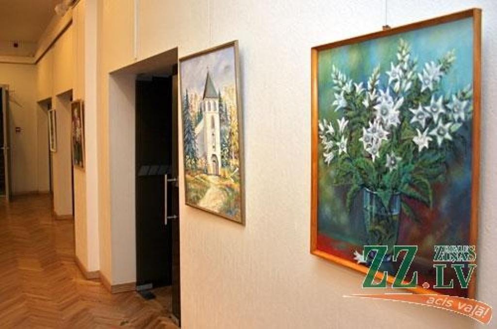 Jelgavas kultūras nams 2010.izstāžu gadu sāka ceturtdien uzreiz ar četru jaunu ekspozīciju atvēršanu. Visu jaunizstādīto darbu autori ir Jelgavas Tautas gleznošanas studijas dalībnieki, kas māku vizuāli izpausties papildina pie pedagogiem...