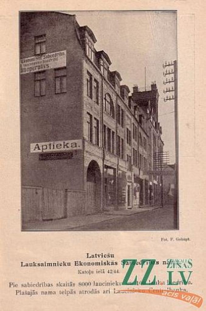 Turpinām virtuālās galerijas sēriju ar vecās Jelgavas attēliem no advokāta Normunda Reča kolekcijas.
Viņš to kolekcionē vairāk nekā divarpus gadus un ir sakrājis vairāk nekā 1000 dažādu fotogrāfiju, kartiņu un attēlu, kurās redzama...