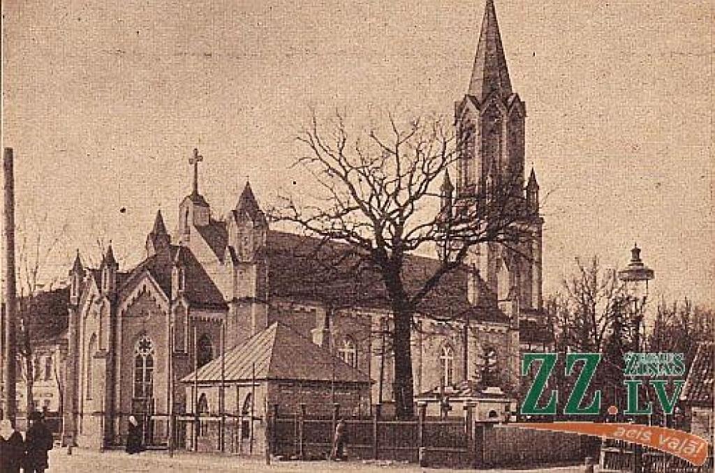Turpinām virtuālās galerijas sēriju ar vecās Jelgavas attēliem no advokāta Normunda Reča kolekcijas.
Viņš to kolekcionē vairāk nekā divarpus gadus un ir sakrājis vairāk nekā 1000 dažādu fotogrāfiju, kartiņu un attēlu, kurās redzama...