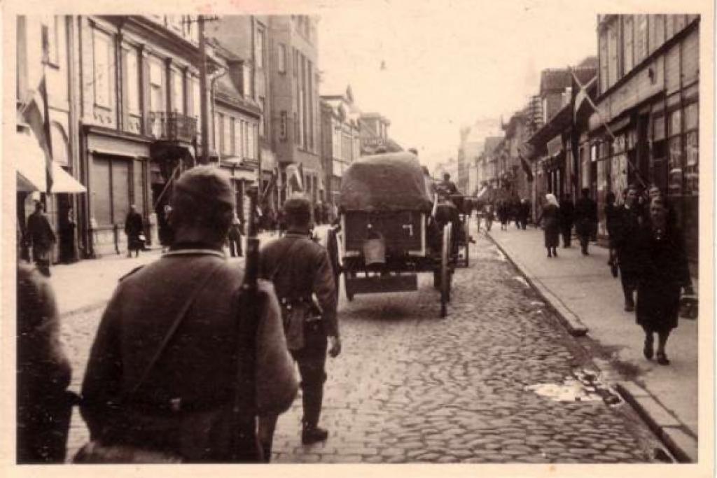 Otrā Pasaules kara sākumā. Fašistiskās Vācijas karavīri okupētās Jelgavas ielās: par spīti fašisma režīmam Jelgavas ielās ļauts plīvot sarkanbaltsarkanajiem karogiem .
Autors: portāla zz.lv redaktors