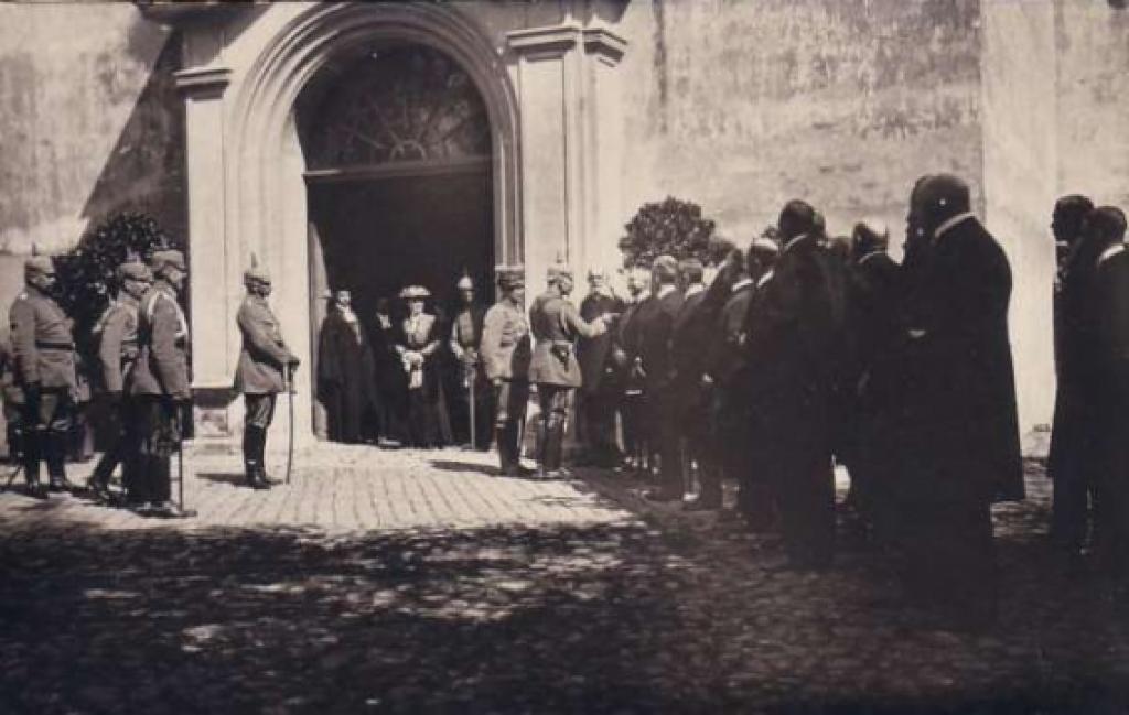 Vācijas ķeizara Vilhelma II vizītes laikā pie Sv.Trīsvienības baznīcas. No Normunda Reča kolekcijas.
Autors: portāla zz.lv redaktors