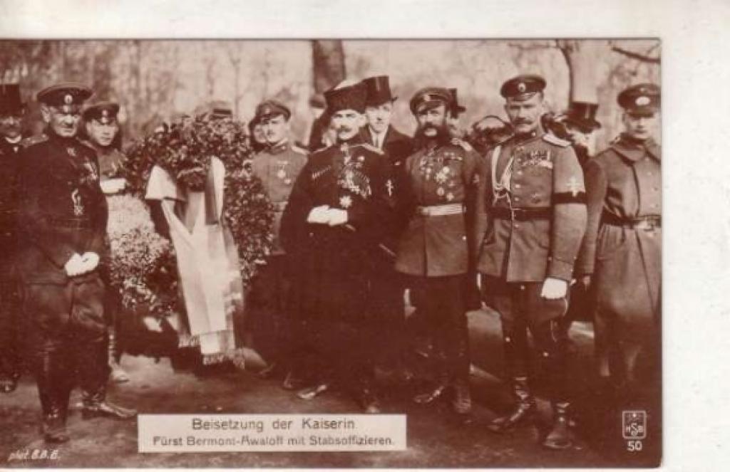 Starp karavīriem vidū Pāvels Bermonts - Avalovs (īstajā vārdā Pinčus Bērmans; 1877-1966/1974) Jelgavā. Avantūrists, virsnieks, kas 1919.gadā sevi pašpasludināja par kņazu. No Normunda Reča kolekcijas
Autors: portāla zz.lv redaktors