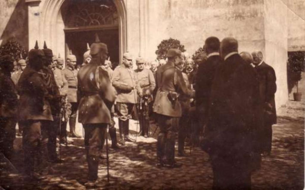 Reizē ar Hindenburgu Jelgavā viesojās Vācijas ķeizars Vilhelms II. Vizītes laikā pie Sv.Trīsvienības baznīcas. No Normunda Reča kolekcijas.
Autors: portāla zz.lv redaktors