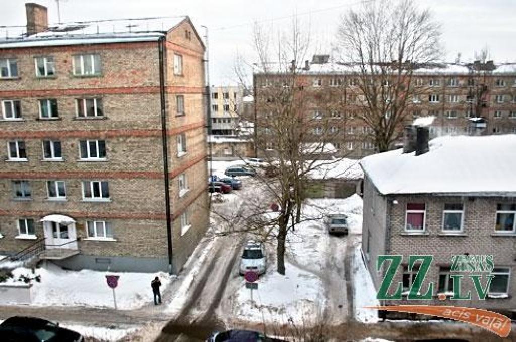 Interesanti, ka adrese Svētes ielā 25 pirmskara Jelgavā bija citam namam. Saistībā ar veco attēlu Jelgavas Vēstures un mākslas muzeja dati liecina, ka 1879.gadā Sv.Trīsvienības baznīcas draudzes mācītājs Gustavs Frīdrihs Zēzemanis (1839 –...