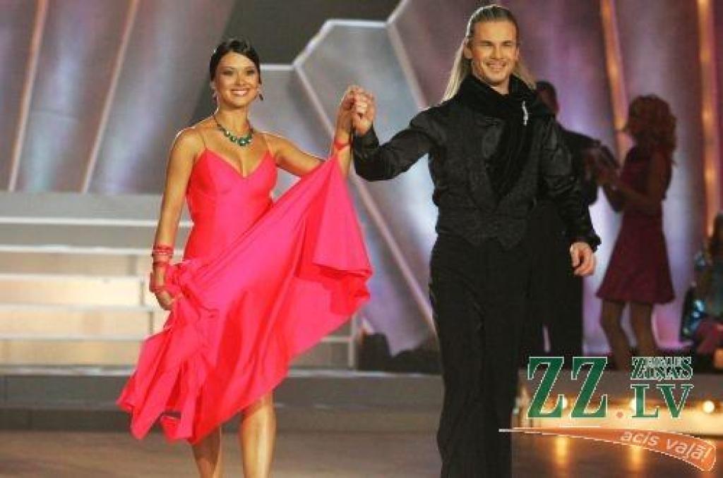 Populārā TV šova «Dejo ar zvaigzni» trešajā sezonā konkursa pirmo žūrijas un skatītāju balsojuma kārtu izturējuši abi jelgavnieku pāri - gan bundzinieks un skolotājs Gundars Lintiņš ar «Dearte dance studio» vadītāju Marinu Martinovu, gan...