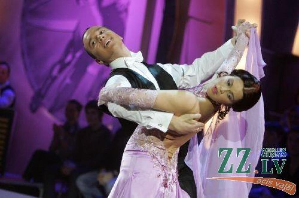 Populārā TV šova «Dejo ar zvaigzni» trešajā sezonā konkursa pirmo žūrijas un skatītāju balsojuma kārtu izturējuši abi jelgavnieku pāri - gan bundzinieks un skolotājs Gundars Lintiņš ar «Dearte dance studio» vadītāju Marinu Martinovu, gan...