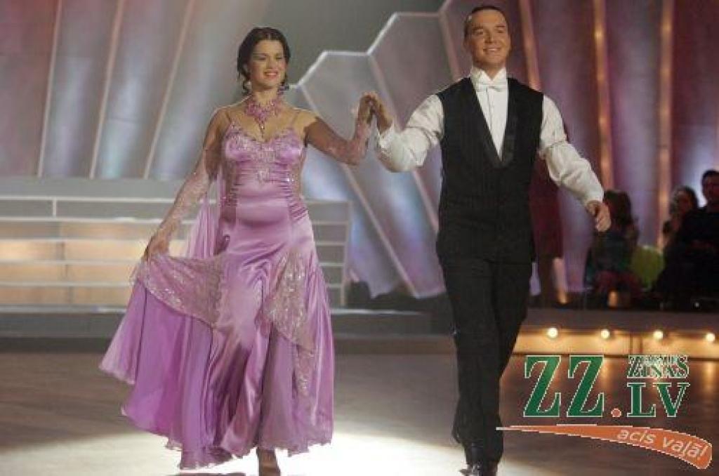 Populārā TV šova «Dejo ar zvaigzni» trešajā sezonā konkursa pirmo žūrijas un skatītāju balsojuma kārtu izturējuši abi jelgavnieku pāri - gan bundzinieks un skolotājs Gundars Lintiņš ar «Dearte dance studio» vadītāju Marinu Martinovu, gan...