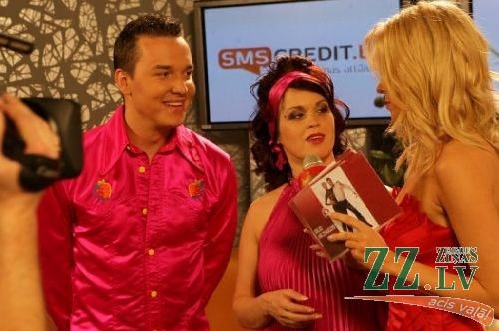 Populārā TV šova «Dejo ar zvaigzni» trešajā sezonā konkursa pirmo žūrijas un skatītāju balsojuma kārtu izturējuši abi jelgavnieku pāri - gan bundzinieks un skolotājs Gundars Lintiņš ar «Dearte dance studio» vadītāju Marinu Martinovu, gan...