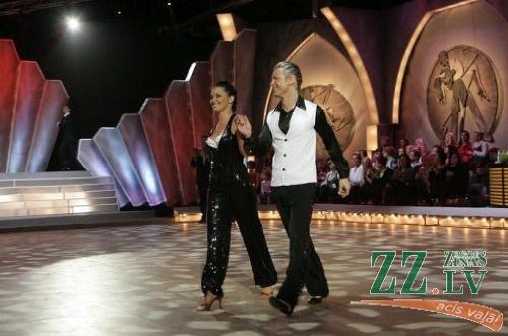 Populārā TV šova «Dejo ar zvaigzni» trešajā sezonā konkursa pirmo žūrijas un skatītāju balsojuma kārtu izturējuši abi jelgavnieku pāri - gan bundzinieks un skolotājs Gundars Lintiņš ar «Dearte dance studio» vadītāju Marinu Martinovu, gan...