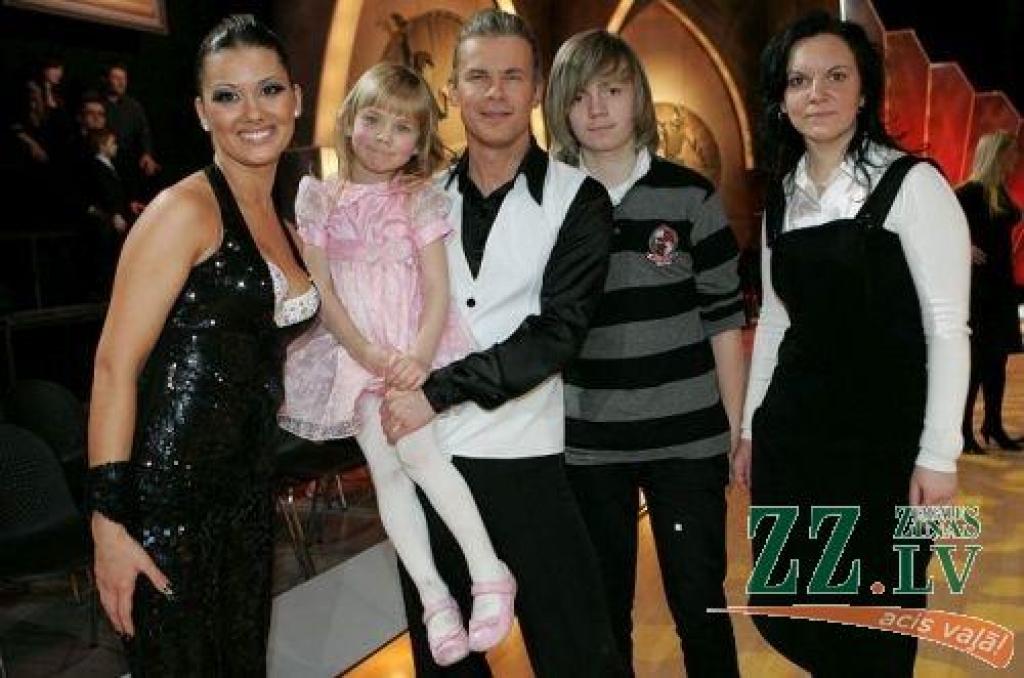 Populārā TV šova «Dejo ar zvaigzni» trešajā sezonā konkursa pirmo žūrijas un skatītāju balsojuma kārtu izturējuši abi jelgavnieku pāri - gan bundzinieks un skolotājs Gundars Lintiņš ar «Dearte dance studio» vadītāju Marinu Martinovu, gan...