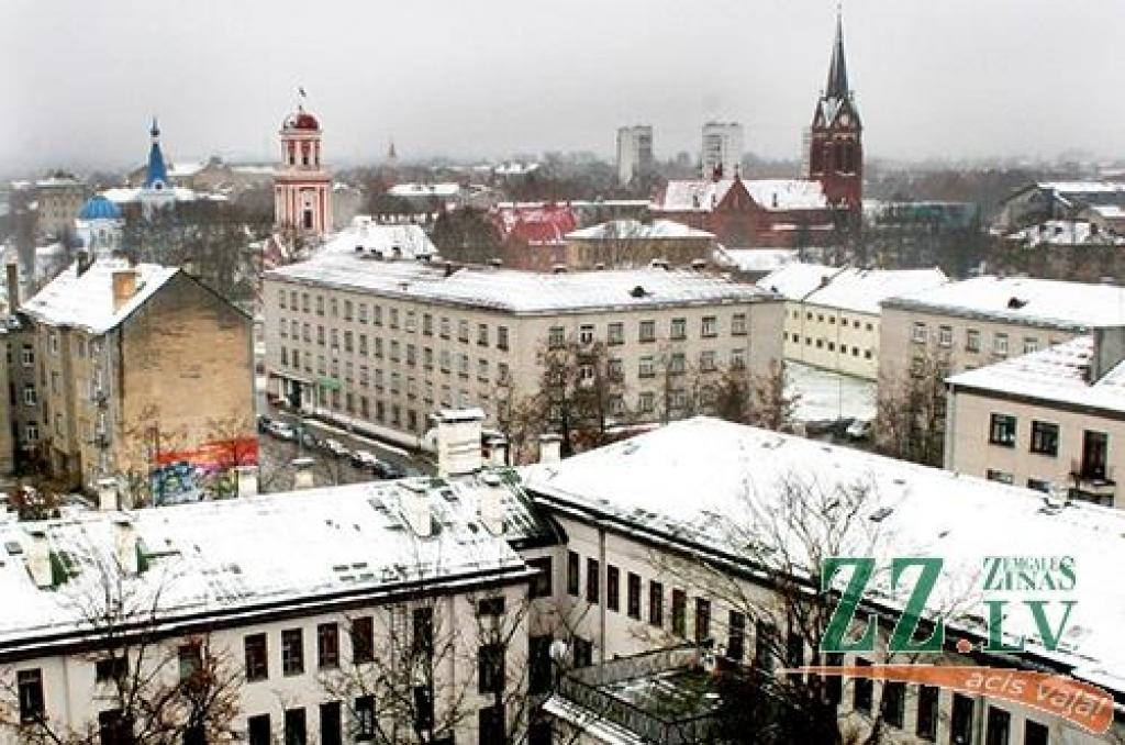 Gan mūsdienu, gan vecajā attēlā redzam vienu un to pašu krustojumu - tagad Akadēmijas un Driksas ielu, bet kādreiz tas bijis Palejas un Veismaņa ielu stūris.
Vecajā attēlā redzamā baltā ēka bija tā sauktā «Kurzemes banka». Pēc Jelgavas...
