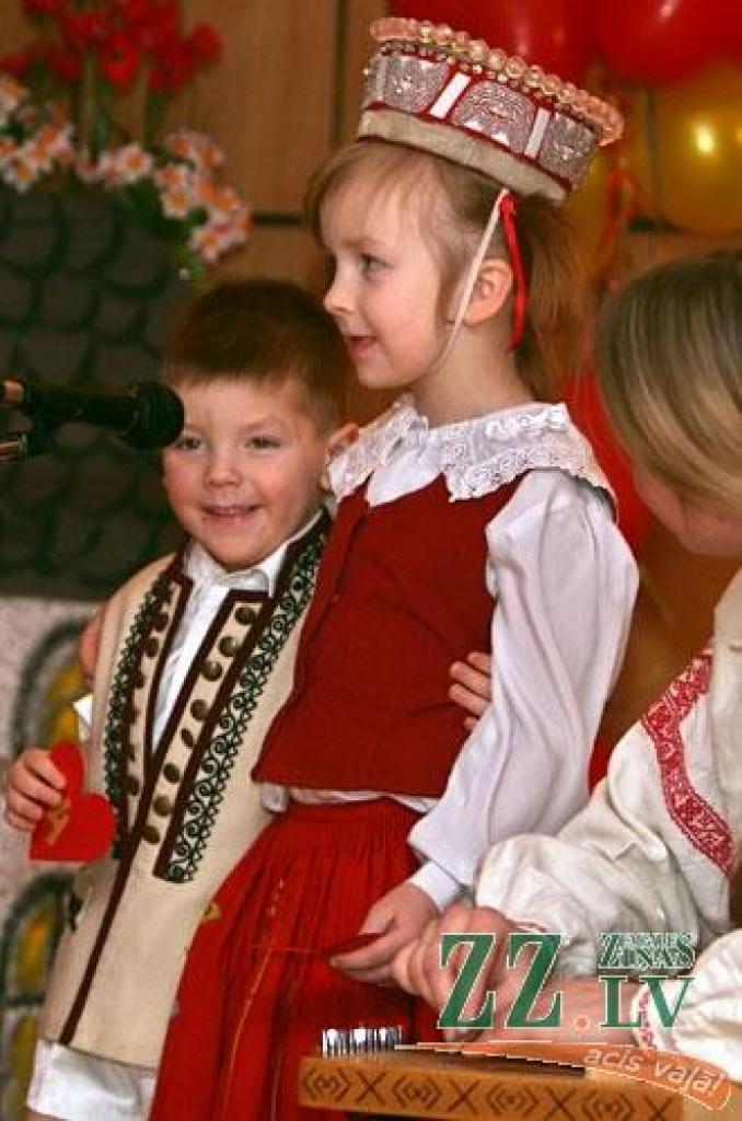 Trešdienas pēcpusdienā Jelgavas pirmsskolas izglītības iestādes «Rotaļa» audzēkņi un viņu vecāki kopā pulcējās Dziedošo ģimeņu spietā. Ar dziesmām, košiem tērpiem un interesantiem pārsteigumiem šis jaukais pasākums bērnudārzā aizsācies...