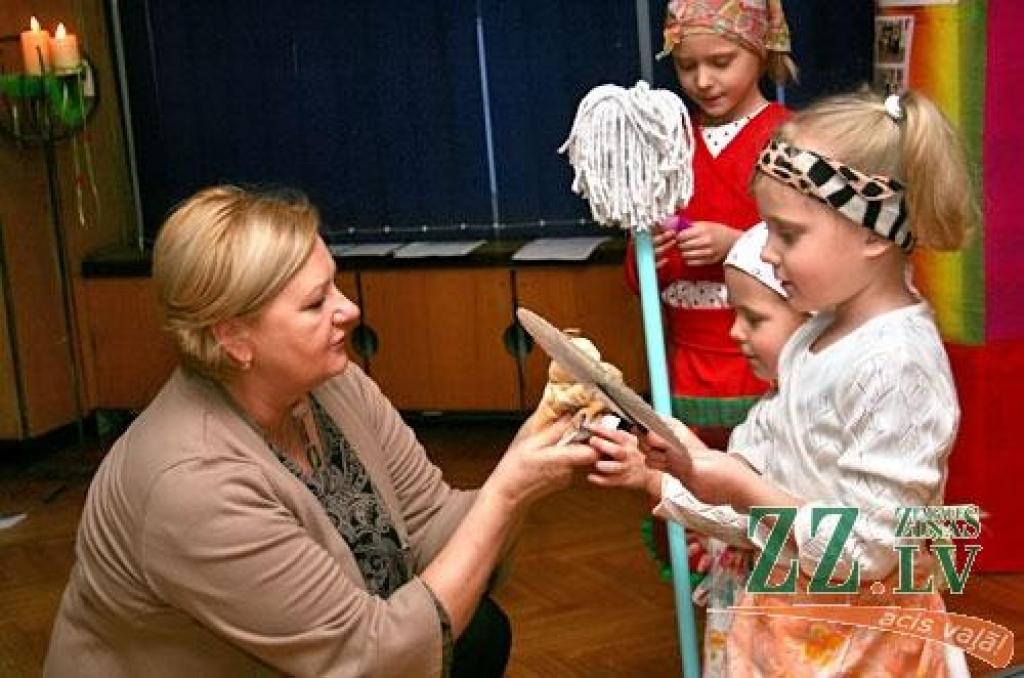 Trešdienas pēcpusdienā Jelgavas pirmsskolas izglītības iestādes «Rotaļa» audzēkņi un viņu vecāki kopā pulcējās Dziedošo ģimeņu spietā. Ar dziesmām, košiem tērpiem un interesantiem pārsteigumiem šis jaukais pasākums bērnudārzā aizsācies...