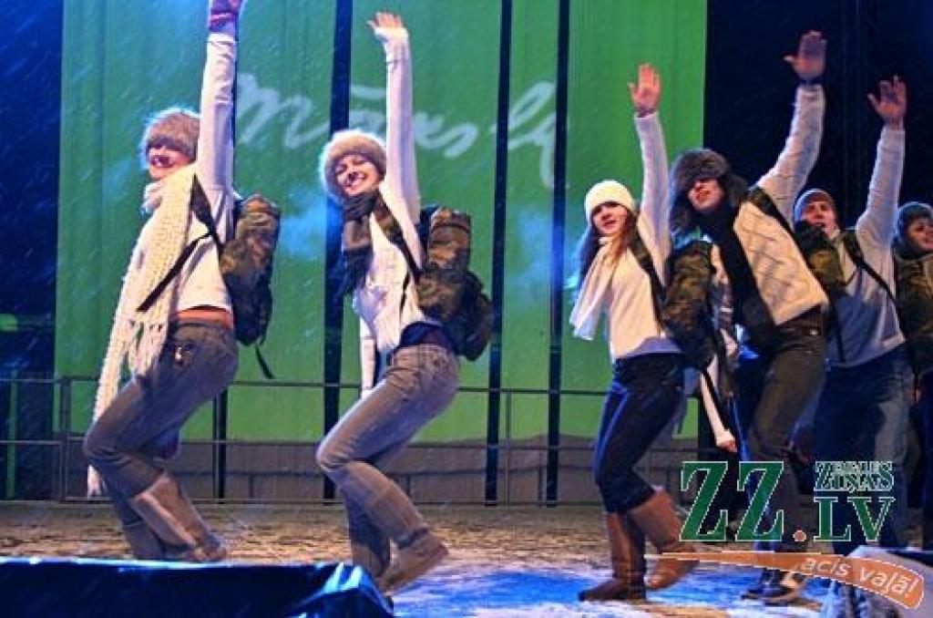 Piektdienas vakarā Uzvaras parks vēra vārtus XII Starptautiskā ledus skulptūru festivāla apmeklētājiem. Skatītāju vērtējumam nodots mākslinieku dažbrīd netradicionālais skatījums uz festivāla tēmu «Apkārt pasaulei».

Šogad festivālā dominē...
Autors: > www.zz.lv