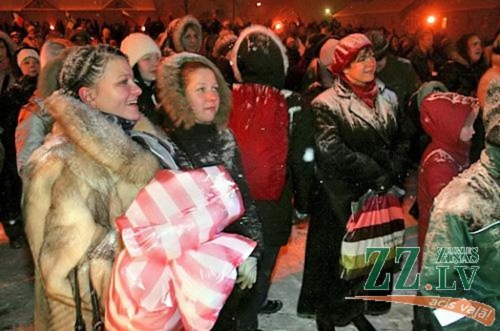 Piektdienas vakarā Uzvaras parks vēra vārtus XII Starptautiskā ledus skulptūru festivāla apmeklētājiem. Skatītāju vērtējumam nodots mākslinieku dažbrīd netradicionālais skatījums uz festivāla tēmu «Apkārt pasaulei».

Šogad festivālā dominē...
Autors: > www.zz.lv