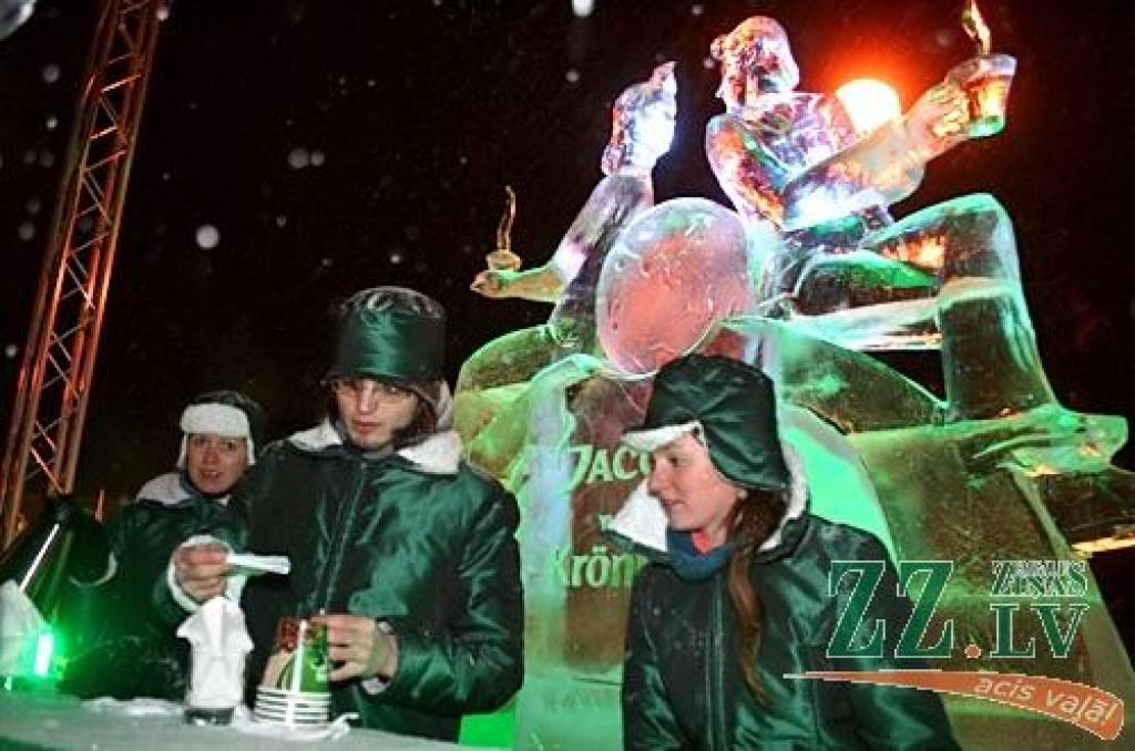 Piektdienas vakarā Uzvaras parks vēra vārtus XII Starptautiskā ledus skulptūru festivāla apmeklētājiem. Skatītāju vērtējumam nodots mākslinieku dažbrīd netradicionālais skatījums uz festivāla tēmu «Apkārt pasaulei».

Šogad festivālā dominē...
Autors: > www.zz.lv