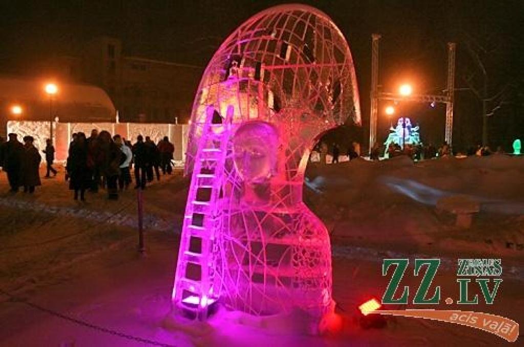 Piektdienas vakarā Uzvaras parks vēra vārtus XII Starptautiskā ledus skulptūru festivāla apmeklētājiem. Skatītāju vērtējumam nodots mākslinieku dažbrīd netradicionālais skatījums uz festivāla tēmu «Apkārt pasaulei».

Šogad festivālā dominē...
Autors: > www.zz.lv