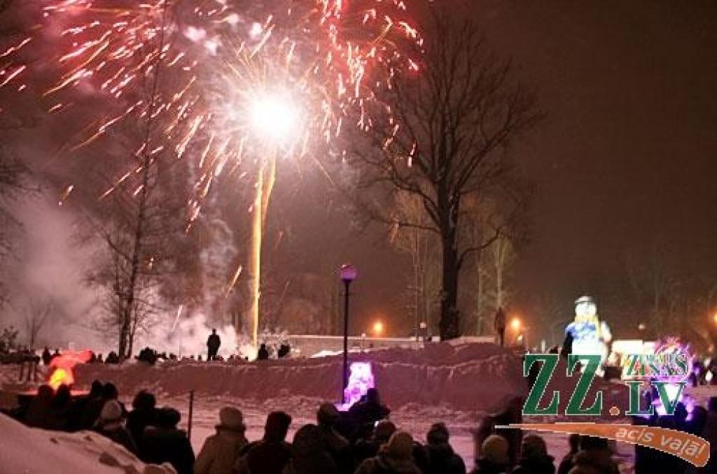 Piektdienas vakarā Uzvaras parks vēra vārtus XII Starptautiskā ledus skulptūru festivāla apmeklētājiem. Skatītāju vērtējumam nodots mākslinieku dažbrīd netradicionālais skatījums uz festivāla tēmu «Apkārt pasaulei».

Šogad festivālā dominē...
Autors: > www.zz.lv