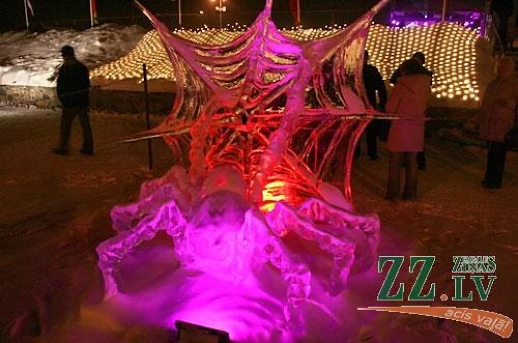 Piektdienas vakarā Uzvaras parks vēra vārtus XII Starptautiskā ledus skulptūru festivāla apmeklētājiem. Skatītāju vērtējumam nodots mākslinieku dažbrīd netradicionālais skatījums uz festivāla tēmu «Apkārt pasaulei».

Šogad festivālā dominē...
Autors: > www.zz.lv