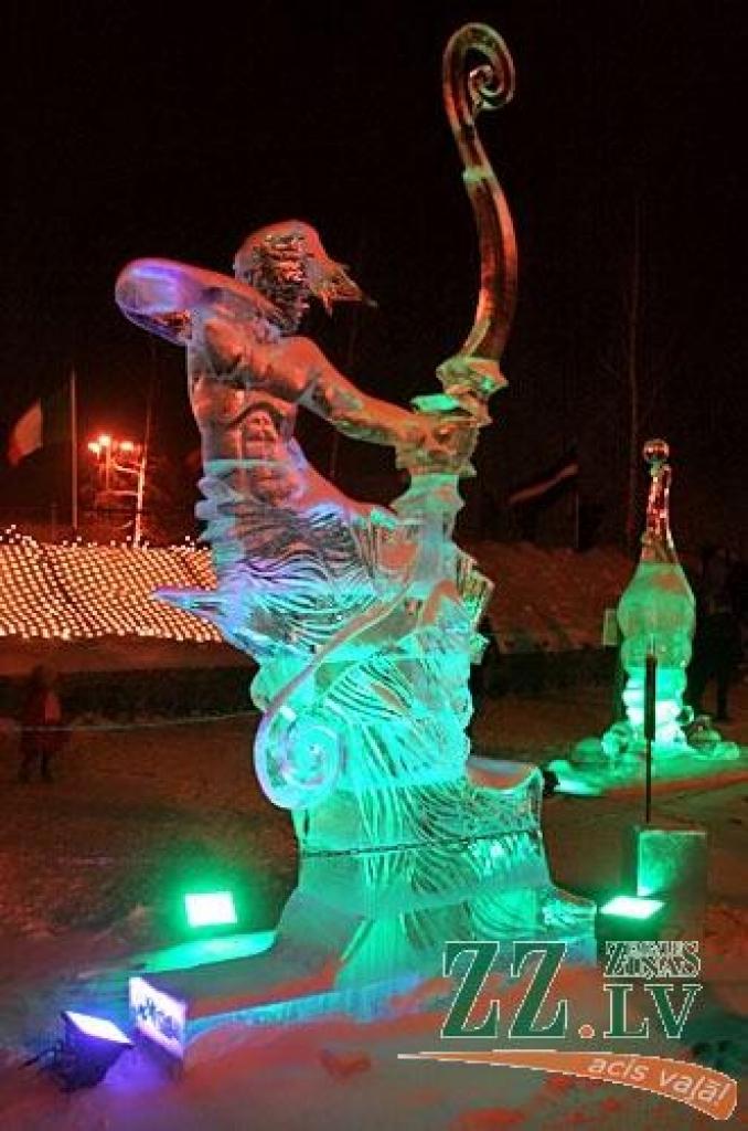 Piektdienas vakarā Uzvaras parks vēra vārtus XII Starptautiskā ledus skulptūru festivāla apmeklētājiem. Skatītāju vērtējumam nodots mākslinieku dažbrīd netradicionālais skatījums uz festivāla tēmu «Apkārt pasaulei».

Šogad festivālā dominē...
Autors: > www.zz.lv