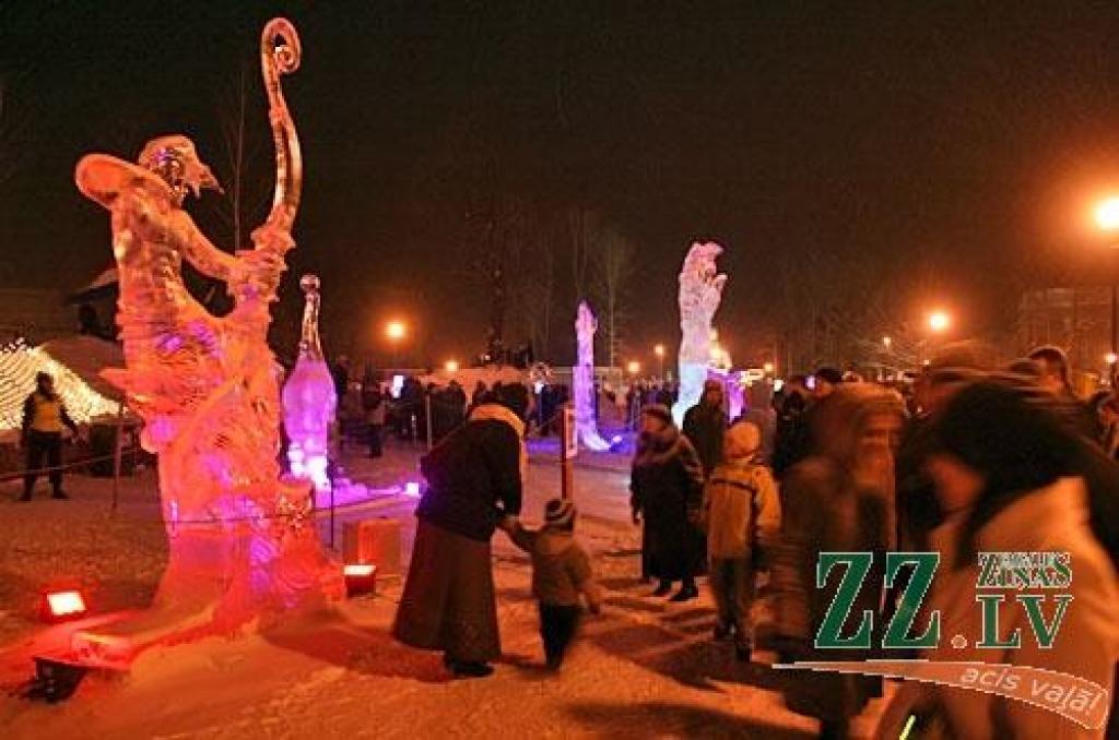 Piektdienas vakarā Uzvaras parks vēra vārtus XII Starptautiskā ledus skulptūru festivāla apmeklētājiem. Skatītāju vērtējumam nodots mākslinieku dažbrīd netradicionālais skatījums uz festivāla tēmu «Apkārt pasaulei».

Šogad festivālā dominē...
Autors: > www.zz.lv