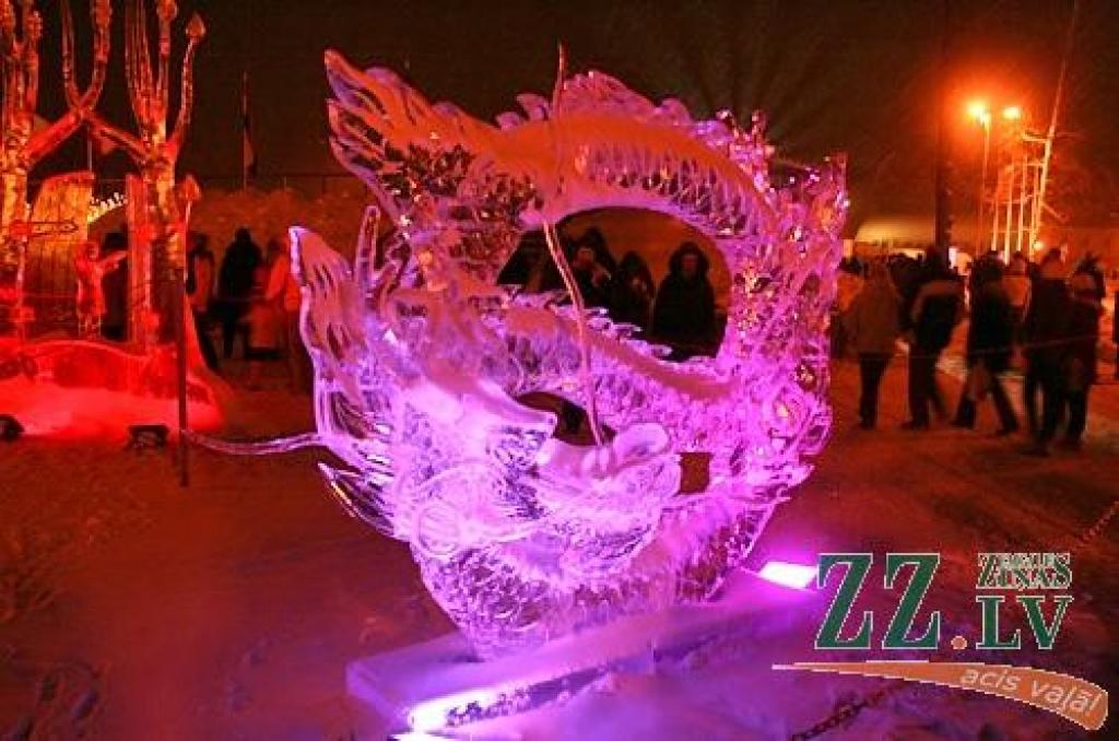 Piektdienas vakarā Uzvaras parks vēra vārtus XII Starptautiskā ledus skulptūru festivāla apmeklētājiem. Skatītāju vērtējumam nodots mākslinieku dažbrīd netradicionālais skatījums uz festivāla tēmu «Apkārt pasaulei».

Šogad festivālā dominē...
Autors: > www.zz.lv