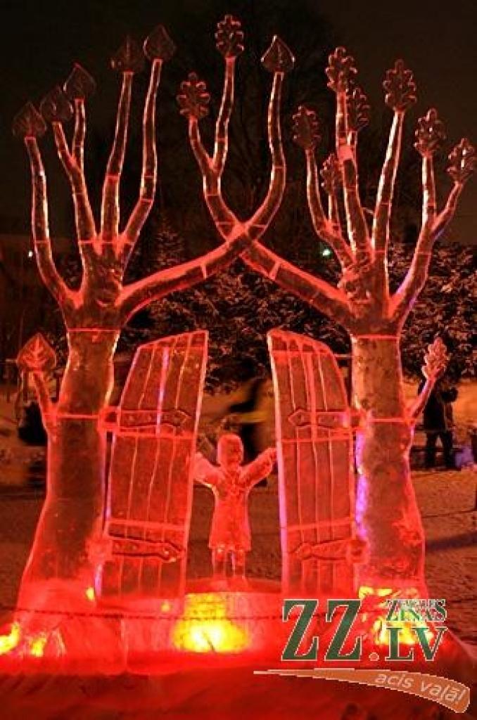 Piektdienas vakarā Uzvaras parks vēra vārtus XII Starptautiskā ledus skulptūru festivāla apmeklētājiem. Skatītāju vērtējumam nodots mākslinieku dažbrīd netradicionālais skatījums uz festivāla tēmu «Apkārt pasaulei».

Šogad festivālā dominē...
Autors: > www.zz.lv