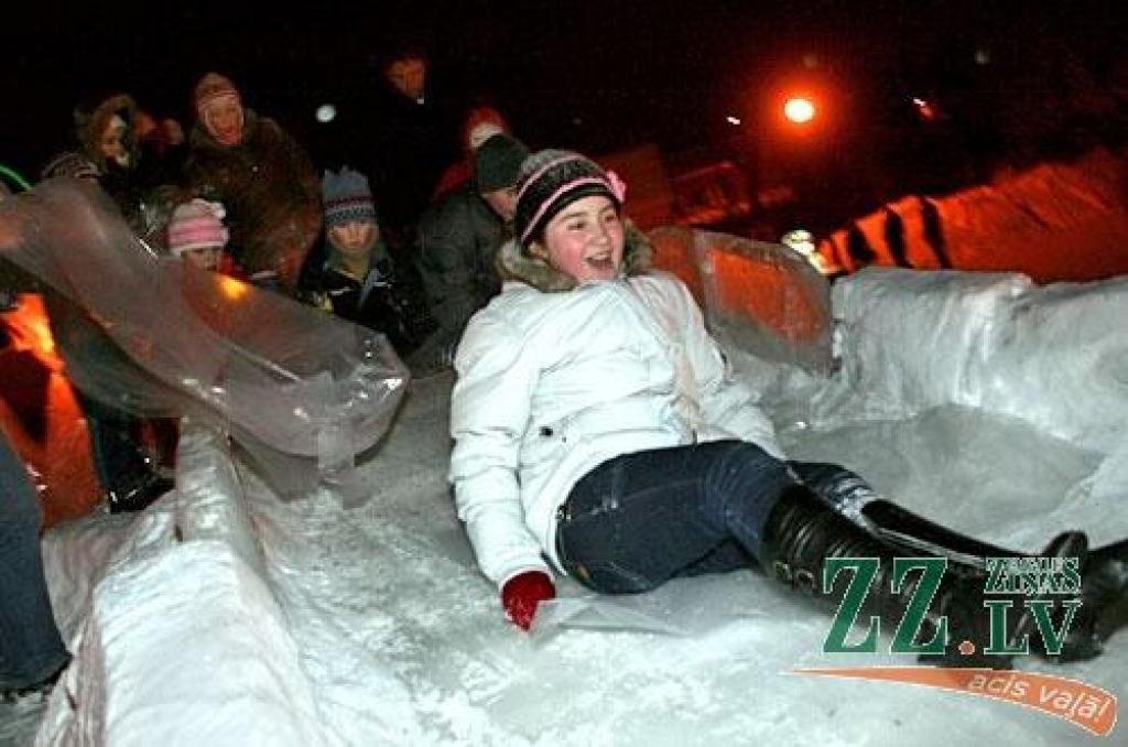 Piektdienas vakarā Uzvaras parks vēra vārtus XII Starptautiskā ledus skulptūru festivāla apmeklētājiem. Skatītāju vērtējumam nodots mākslinieku dažbrīd netradicionālais skatījums uz festivāla tēmu «Apkārt pasaulei».

Šogad festivālā dominē...
Autors: > www.zz.lv