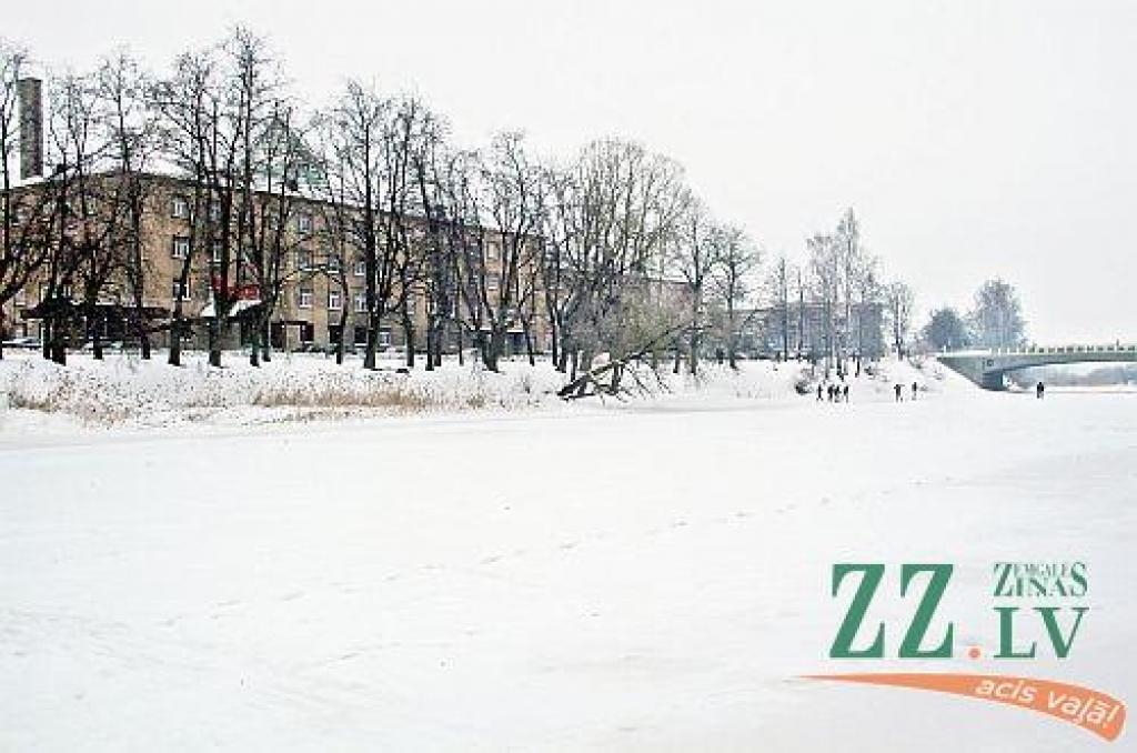 Jau kopš 18.gadsimta beigām un 19.gadsimta sākuma Driksas kreiso krastu gar Upes ielu (vēlāko Čakstes bulvāri) gleznaini rotāja mužnieku pilsētas nami, kas bija viņu mājvieta, uzturoties Jelgavā.

Kā redzam vecajā attēlā, šķiet, tolaik...