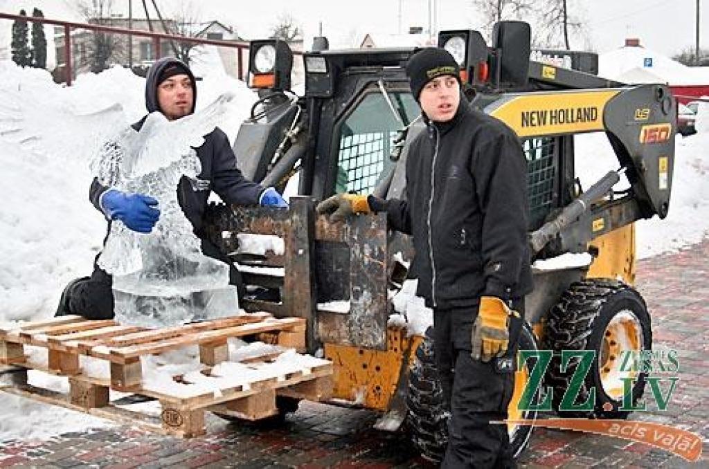 Ceturtdiena bija pēdējā īstā darba diena XII starptautiskā ledus skulptūru festivāla dalībniekiem – jau kopš piektdienas trauslajā materiālā veidotie mākslas darbi jānodod skatītāju (arī žūrijas) vērtējumam.
Pirmajās dienās tika veidotas...