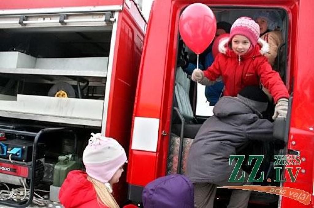 Šodien Hercoga Jēkaba laukumā notika sabiedrības informēšanas kampaņa «112», kuras mērķis ir iedzīvotājiem atgādināt, kad un kādos gadījumos ir jāzvana uz «112» un kā šis numurs darbojas Latvijā un Eiropas Savienības dalībvalstīs.
Akcijas...