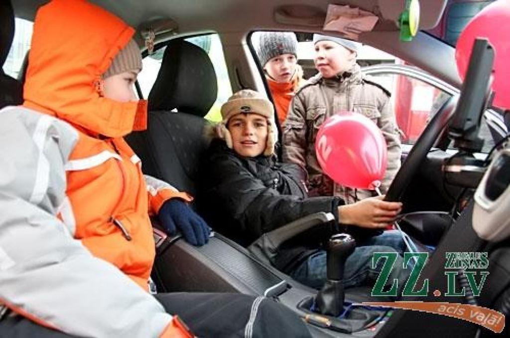 Šodien Hercoga Jēkaba laukumā notika sabiedrības informēšanas kampaņa «112», kuras mērķis ir iedzīvotājiem atgādināt, kad un kādos gadījumos ir jāzvana uz «112» un kā šis numurs darbojas Latvijā un Eiropas Savienības dalībvalstīs.
Akcijas...