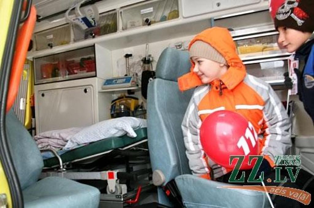 Šodien Hercoga Jēkaba laukumā notika sabiedrības informēšanas kampaņa «112», kuras mērķis ir iedzīvotājiem atgādināt, kad un kādos gadījumos ir jāzvana uz «112» un kā šis numurs darbojas Latvijā un Eiropas Savienības dalībvalstīs.
Akcijas...