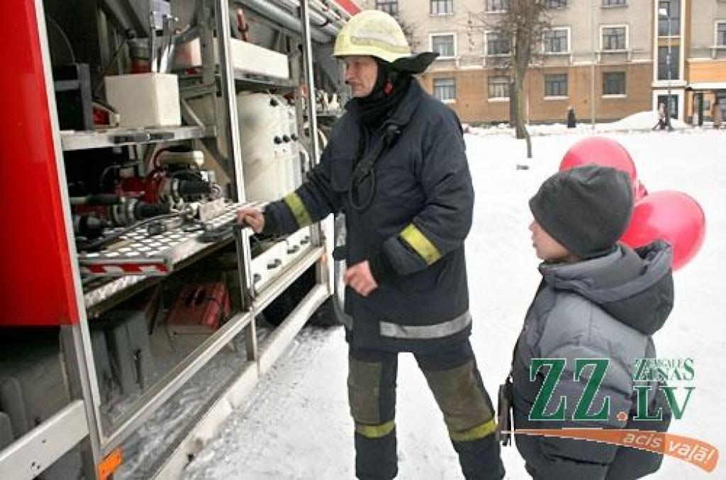 Šodien Hercoga Jēkaba laukumā notika sabiedrības informēšanas kampaņa «112», kuras mērķis ir iedzīvotājiem atgādināt, kad un kādos gadījumos ir jāzvana uz «112» un kā šis numurs darbojas Latvijā un Eiropas Savienības dalībvalstīs.
Akcijas...