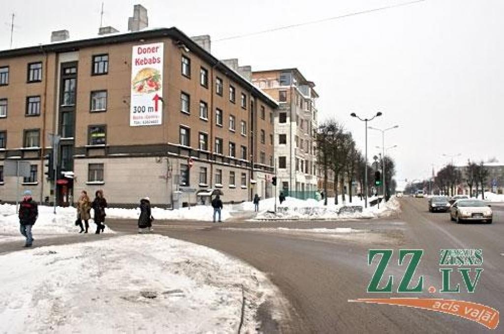 Abos attēlos redzam vienu un to pašu tagadējās Akadēmijas ielas un Lielās ielas krustojumu. Tiesa, pirmskara Jelgavā tur bija divi krustojumi, jo aptuveni tagadējās Lielās ielas* vietā, posmā no Akadēmijas (Palejas) ielas līdz Katoļu...