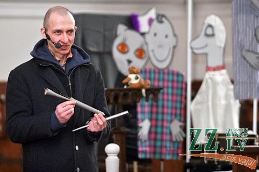 «Šādā sastāvā tas bija pasaules pirmatskaņojums,» pēc trešdienas koncerta ciklā «Iepazīsti ērģeles» Sv.Annas katedrālē jokojot konstatēja Varis Klausītājs – Pēterīša, vectēva, vilka, putniņa un visu citu lomu atveidotājs izrādē «Pēterītis...